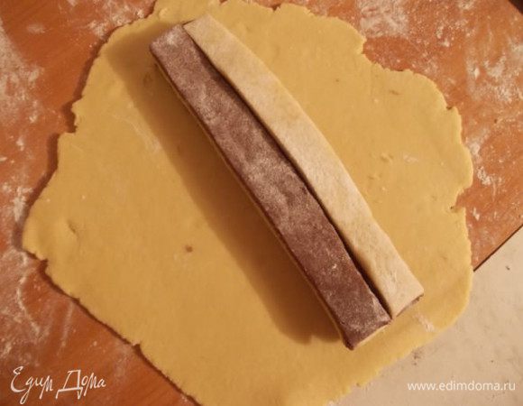 Раскатать остальное белое тесто и смазать его белком. Выкладываем на него наши 4 полоски одна на одну, в шахматном порядке.