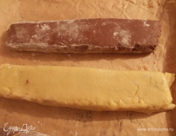 Заворачиваем и обрезаем не нужные края. Также поступаем с шоколадным тестом. Раскатываем его и укладываем шахматным порядком, которые можно сделать из оставшихся двух полосок и сделать новые из обрезанных частей. Поместить наши блоки в морозилку на пол часа, пока хорошо не застынет.