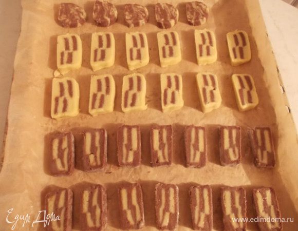 Выложить на противень с пергаментом, расстоянием в 1-2 см. Выпекать в разогретой духовке 180 С, 25-30 минут. Не допустить сильного зажаривания, печенье должно подсушится, но цвет не поменять. Сразу оно будет мягкое, а когда полностью остынет, станет хрустящим.