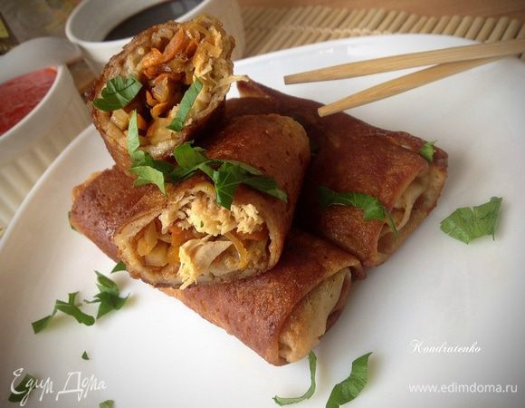 Подавать спринг роллы с соевым соусом и остро-сладким (у меня варенье и перца чили). Так же можно к ним подать сметану или соус на ее же основе (сметана + чеснок + кинза или зелень).
Приятного аппетита!:)