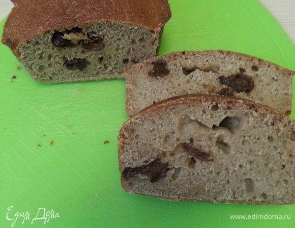 А еще можно приготовить хлеб на сыворотке, получается он с хрустящей корочкой, немного влажный мякишем и дырочками.