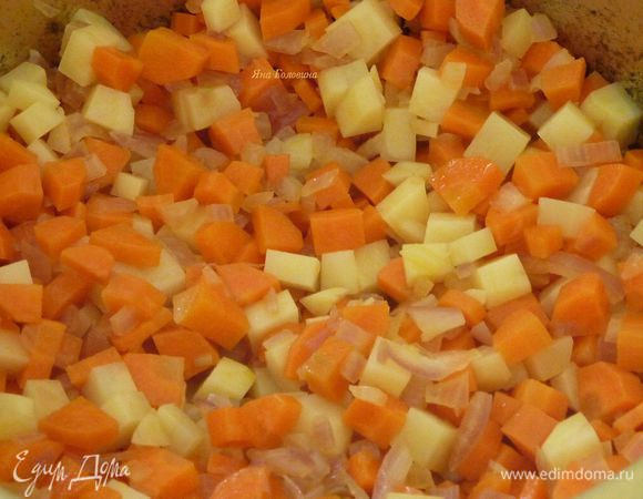 Картошку, морковку, грибы и лук почистить и порубить на кубики, чеснок выдавить.

В большой тяжелой кастрюле разогреть масло, добавит картошку и обжарить минут 10  помешивая, добавить морковку, лук и чеснок, обжарить минут 10 помешивая.
