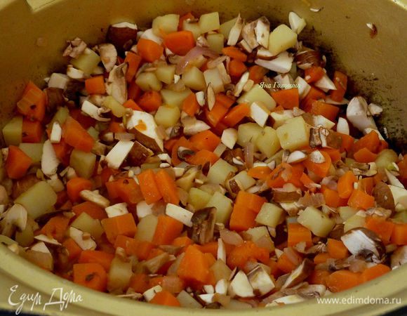 Добавить грибы, соль и перец, тушить всё минут 15 пока грибы не станут мягкие и потемнеют.
