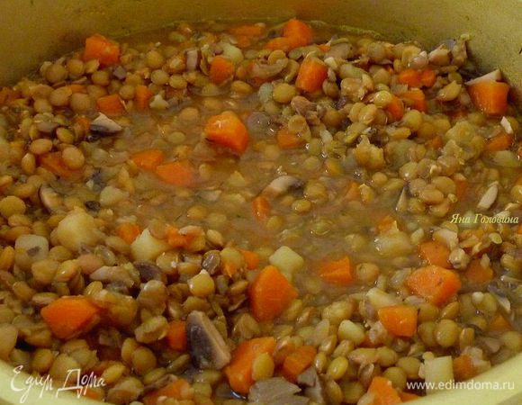Добавить веточки тмина, чечевицу и залить водой, довести до кипения, снизить огонь, прикрыть крышкой не до конца, варить минут 40. Вытащить веточки тмина (листики отвалятся).
