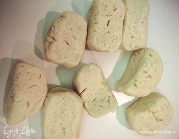 Мама всегда пекла ну ооочень большой наполеон, я же уменьшила пропорция в 2 раза.
Cмешать муку с маслом (маргарином), сначала нарезав кусочками, а затем руками растереть в крошку
- сделать в центре ямку, добавить соду и уксус. Влить воду и размешать. Тесто должно получится мягким, если липнет к рукам - добавить 1-2 ст л муки
- разделить тесто на 9 частей.