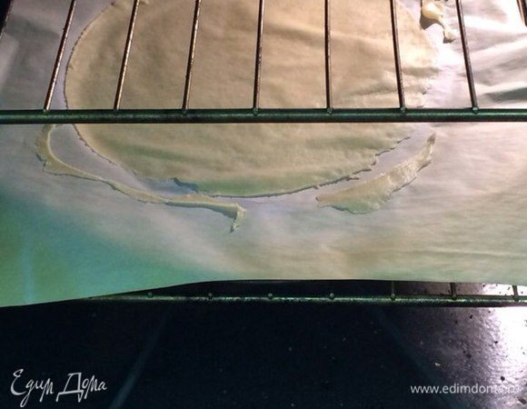 Перенести на противень и выпекать минут 5, при 200 ºC (400 ºF)