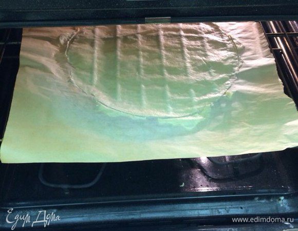 Коржи раскатывать было довольно просто и, пока первый выпекался, второй уже последовал в духовку на верхнюю сетку.