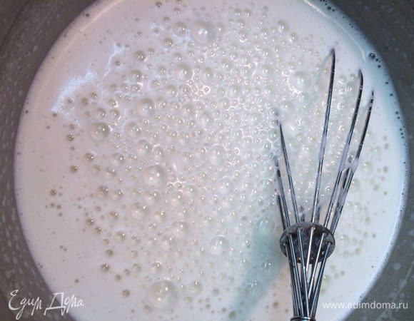 Крем:
Взбить яйца с 9 ст л сахара и мукой, добавить горячее молоко, перемешать и поставить на минимальный огонь. 