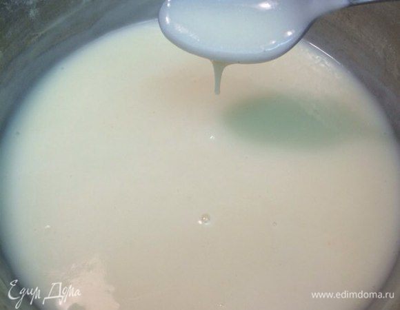 Постоянно помешивать, пока крем не загустеет как манка, процесс этот оказался долгим, так 4то минут через 10, я поставила у плиты высокий стулчик, взгромоздилась на него со своим 25 недельным беременнушным животом и продолжила мешать...