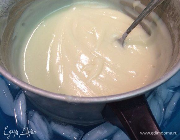 Снять с огня добавить ванилин и соль, поставить в ёмкость с холодной водой и добавить в нее льда, 4тобы быстрее остудила наш крем, взбивать миксером или актино вымешать ложечкой.