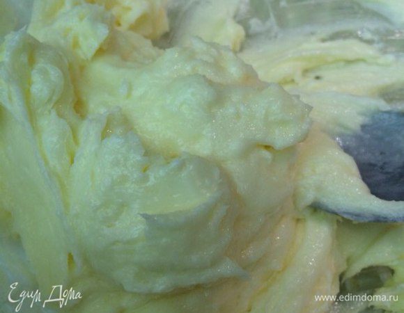 Mасло с 2 ст. л. сахара взбить миксером до пушистого состояния.