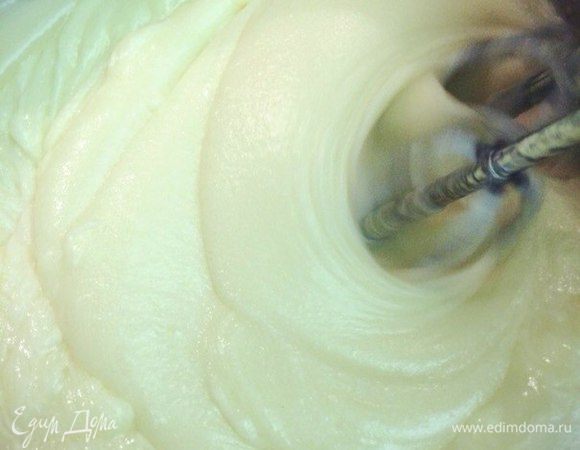 Добавить к охлаждённому заварному и перемешать до однородности (миксером на минимальной скорости).