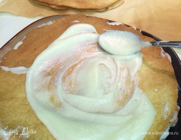 Ну а теперь перекладываем коржи нашим шелковистым кремом! 