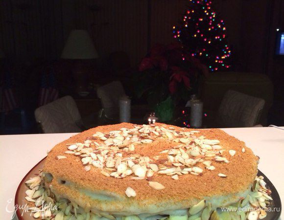 Дальше я заглянула в шкаф4ик и увидела пакетик с лепестками миндаля. Высыпала жменьку на сухую сковороду, быстренько обжарила, до появления легкой румяности и душистого аромата. Присыпала им серединку и края тортика... и началось у торта фотосессия.