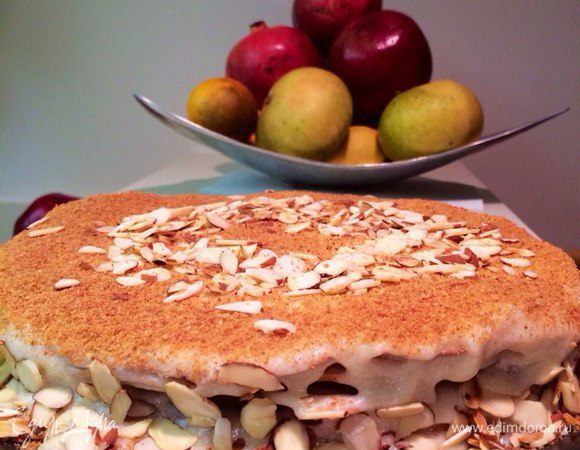 Настоялся мой тортик (под пристальным наблюдением кота) в тепле пару часиков, и только я засобиралась его в холодильник убрать, а утром начать завтрак с десерта ... ни тут-то было... пришли, неожиданно, приятным сюрпризом мои подружки с шариками и подарками!
Тортик, естественно, до утра не дожил, точнее его большая часть)) 
Я, конечно, все говорила 4то мол он не напитался еще, но и угощать гостей надо было. В общем чай заварен и разлит по чашкам, тортик нарезан и, на удивление, уже отлично напитан!!!