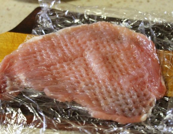 Каждый стейк отбиваем через пищевую пленку, до почти прозрачного состояния. (Самое главное, чтобы стейк был в итоге без дыр.)