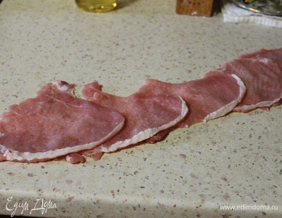 Отбитые стейки выкладываем внахлест по длине. Получается длинная лента из мяса.