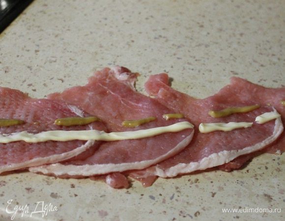 На ленту дорожкой выкладываем майонез по всей длине и горчицу. (количество горчицы и майонеза я написала примерное, т.к. выдавливала из пакетика).