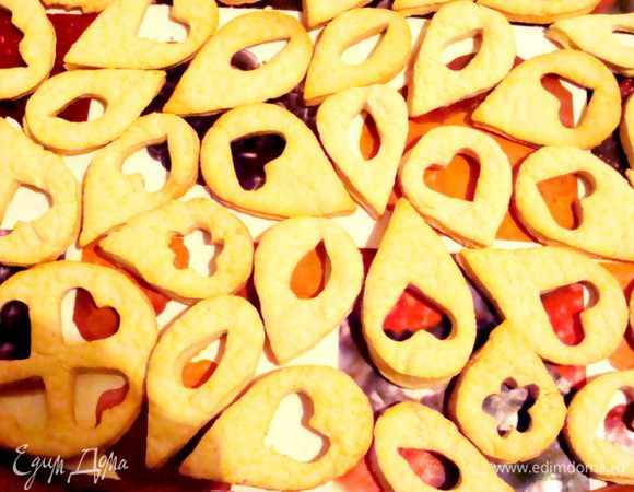 Муку просеять 2 раза. Маргарин настругать, смешать с мукой руками. Добавить ванилин и сахар, перемешать еще раз. Получится очень рассыпчатая смесь. Добавить 2 с/л ледяной воды. Смешивать долго и настойчиво! Сначала может показаться, что этого количества жидкости не хватит, но со временем, все смешается в очень упругий комок теста. Обернуть тесто пищевой пленкой, убрать на 30 минут в холодильник. Достать, разрезать на несколько частей, раскатать , нарезать печенюшки. Противень застелить пекарской бумагой, выложить печенюшки сверху. Выпекать при 180-200* до слегка золотистого цвета. Примерно 15 минут. Достать из духовки, полностью охладить.