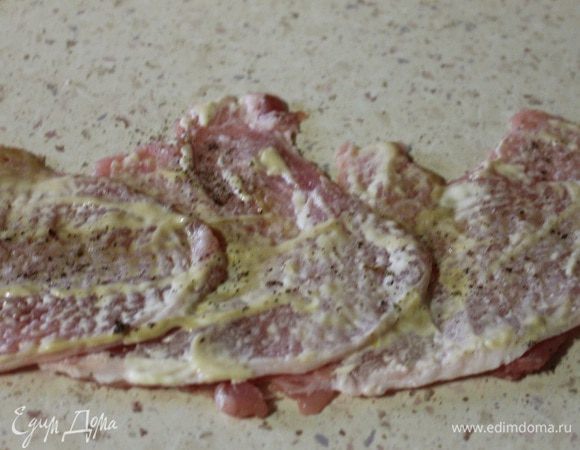 Ложкой или руками равномерно распределить горчицу с майонезом, посолить и поперчить.