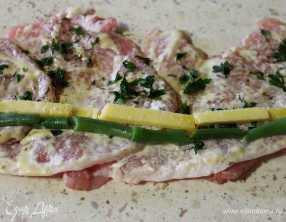 Присыпать по желанию зеленью, выложить размороженную зеленую фасоль вдоль нашей ленты. Сыр порезать брусочками, и выложить рядом с фасолью. (начинка может быть любая, на Ваш вкус).