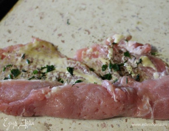 Далее, начинаем закручивать нашу мясную ленту в рулет, по всей длине.