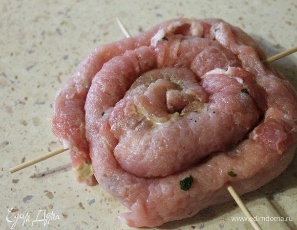 По диаметрам прокалываем деревянными шпажками, чтобы наша улитка не развернулась, и откладываем ее в сторону.