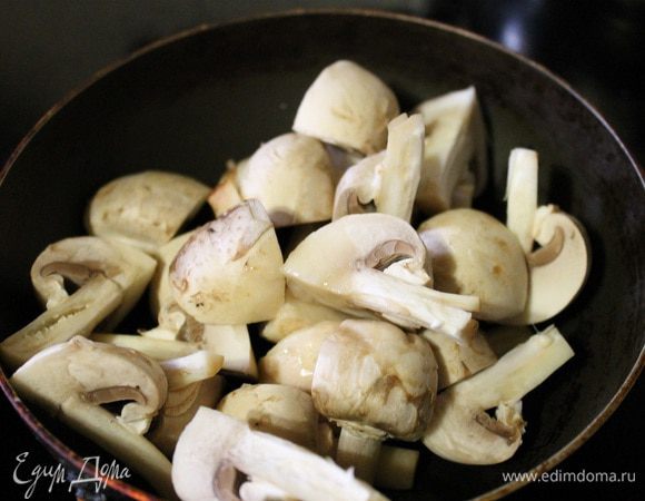 Грибочки моем, режем на 4 части, выкладываем в сковороду, добавляем подсолнечное масло. Как только жидкость от грибов выпарится добавляем луковицу порезанную полукольцами. Жарим до зарумянивания. Добавляем сметану воду и муку. Все хорошо перемешиваем, соли, перчим по вкусу и сразу выключаем.