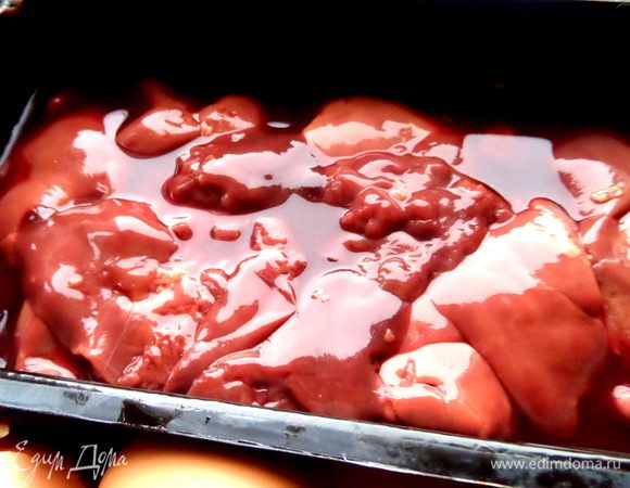 В данном рецепте печёнку используем вместе с выделившимся соком, будет только вкуснее. Убираем только жилки.