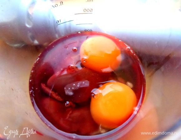 Выкладываем в ёмкость для взбивания, вбиваем пару яиц, солим, перчим.