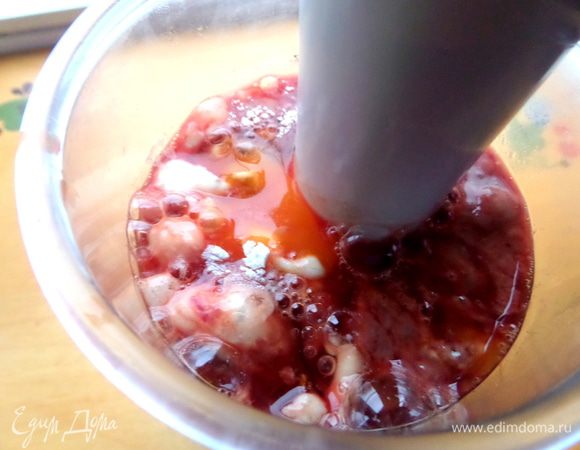 Добавляем муку для получения блинной текстуры. Взбиваем и оставляем пока.