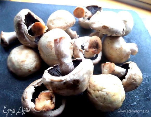 Для начинки промываем грибы, обсушиваем.