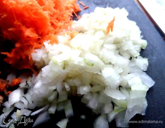 Луковицу измельчить.