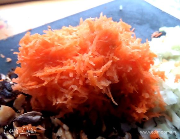 Морковь натереть мелко.