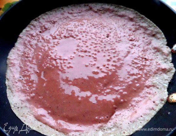 Теперь печём печёночные блинчики...Как и обычные на разогретой с маслом сковороде тонко разливаем...Если очень густое "тесто",разбавьте водой или молоком!