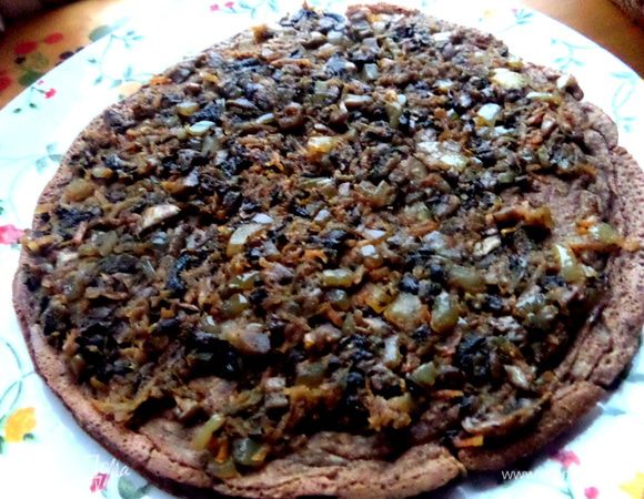 И пока тёплый наносим начинку,размазывая ложкой тонким слоем.