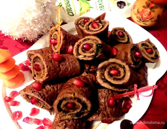 Выкладываем на блюде горкой,втыкаем в центр по зёрнышку граната.