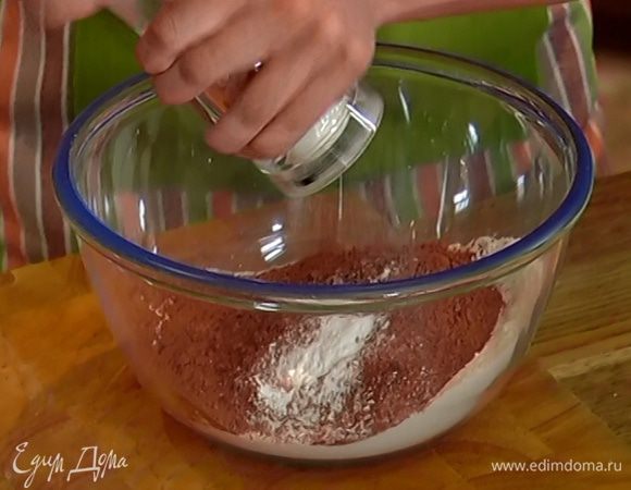 Муку перемешать с сахаром, какао, разрыхлителем и солью. 