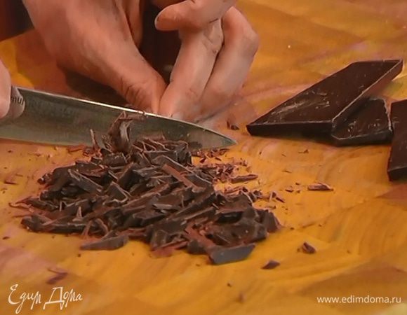 Порубить ножом 100 г шоколада на маленькие кусочки, добавить к муке с цукатами и перемешать.