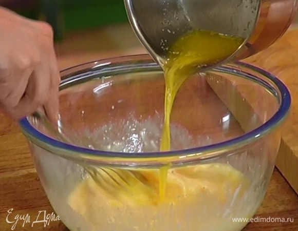 Яйца, сметану и молоко перемешать венчиком, затем влить растопленное масло (немного оставить для смазки бумаги) и все вымешать.