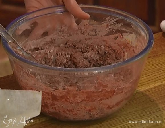 Добавить муку с разрыхлителем и слегка перемешать.