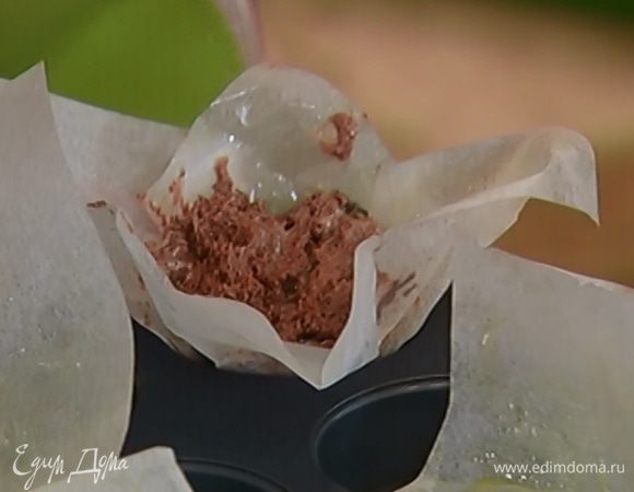 Смазать бумажные квадраты оставшимся растопленным маслом, выстелить формы для маффинов и выложить тесто.