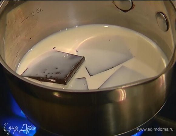 Оставшийся шоколад поломать небольшими кусочками, выложить в кастрюлю, влить сливки и растопить.