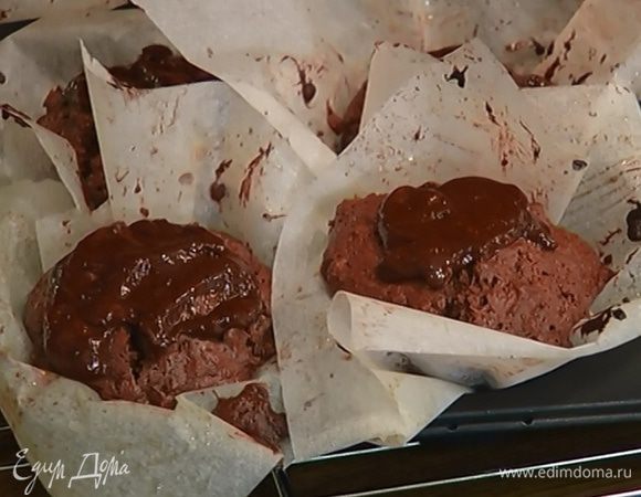 Готовые маффины полить шоколадной глазурью и украсить оставшимися цукатами.