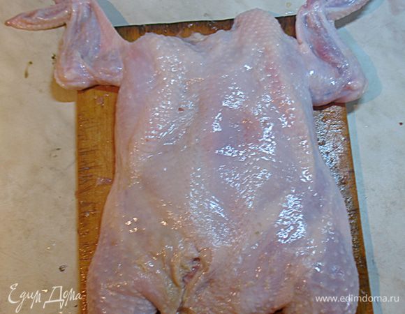 Курицу моем и удаляем хребет и кости (остаются только в части крыльев). Но можно удалить  только хребет, оставив кости в ножках. 