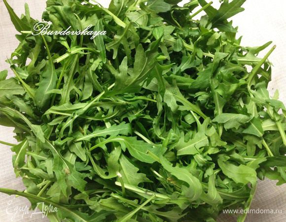 Руколу вымыть, обсушить и выложить в большой салатник.