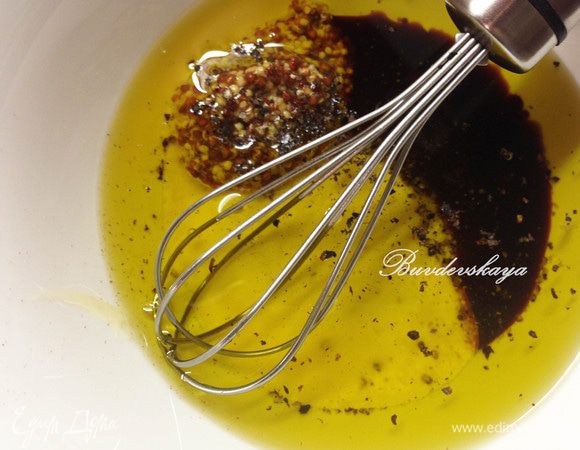 Готовим заправку. В мисочке смешиваем оливковое масло, жидкий мед, дижонскую горчицу и бальзамический уксус. Взбиваем до однородности венчиком или вилкой.