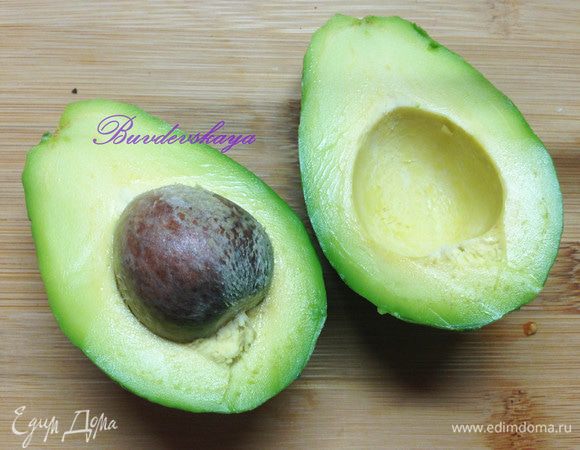 Авокадо моем, чистим от кожуры, разрезаем на пополам, вынимаем косточку и нарезаем на ломтики. Затем сбрызгиваем лимонным соком, чтобы авокадо не потемнел. Выкладываем в салатник.