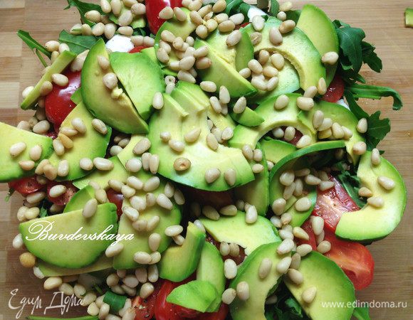 Посыпаем салат кедровыми орешками, поливаем заправкой и тут же подаем на стол ! ENJOY !