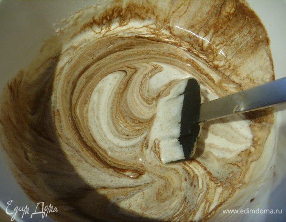 В яичную массу аккуратно ввести растопленный шоколад.